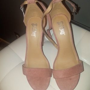 Super cute trash heels size 7